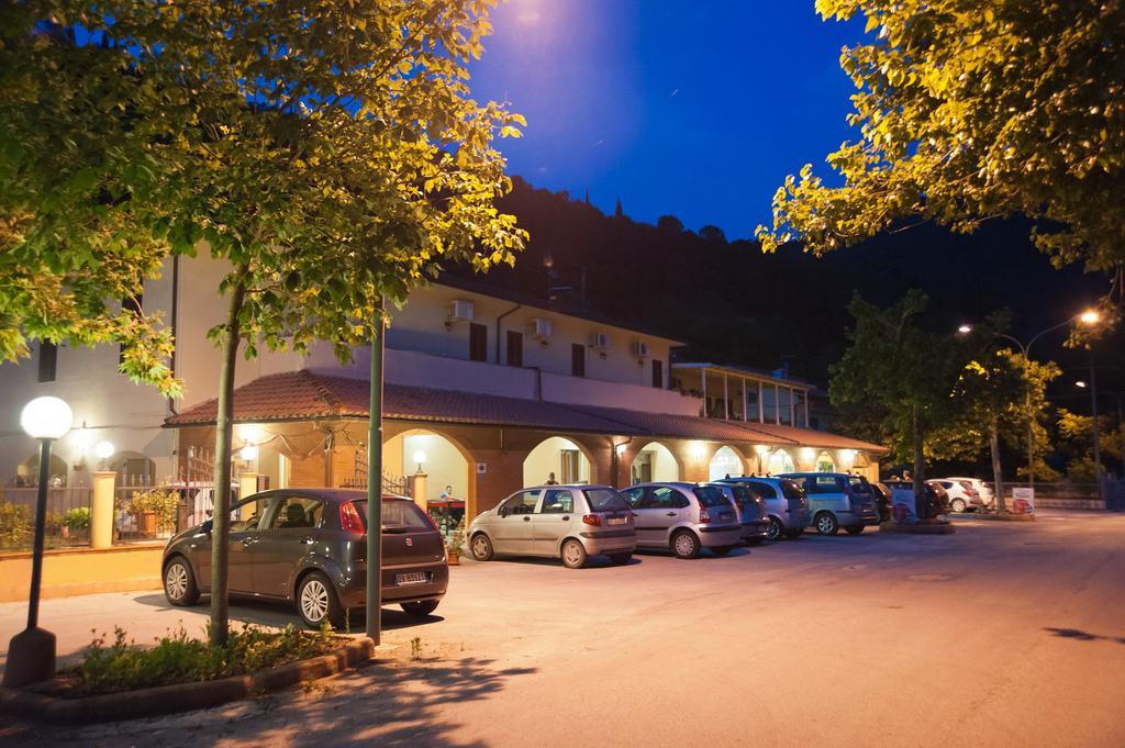 Albergo Magrini Della Genga Дженга Екстер'єр фото