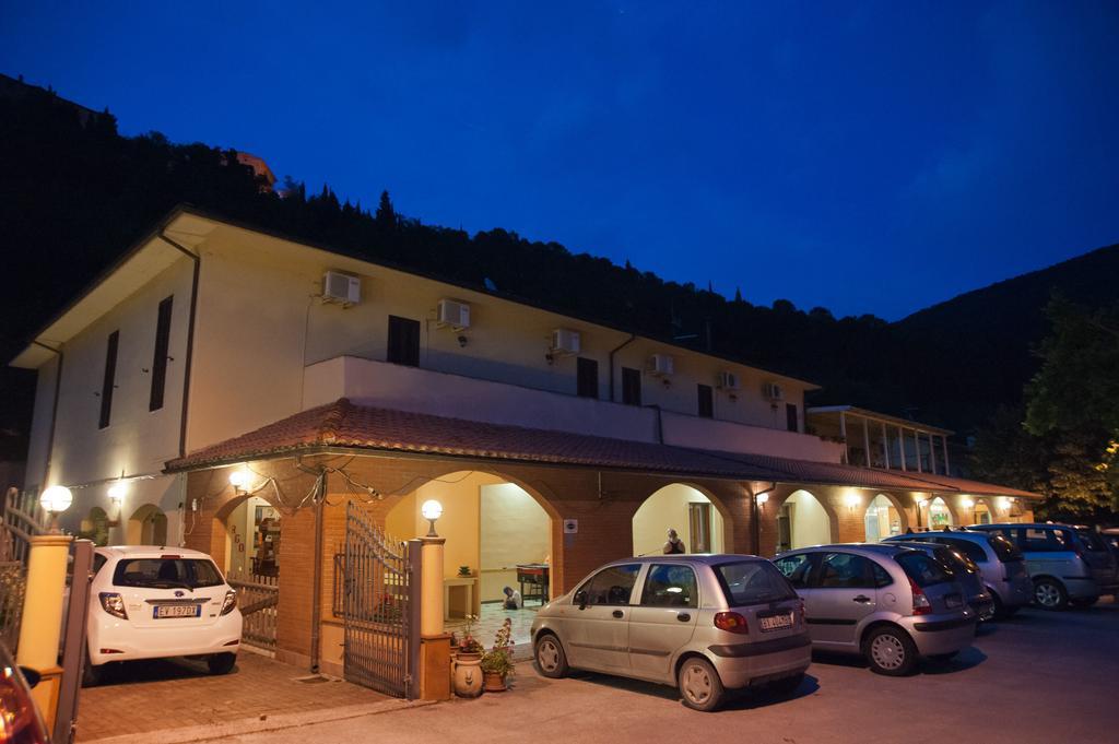 Albergo Magrini Della Genga Дженга Екстер'єр фото