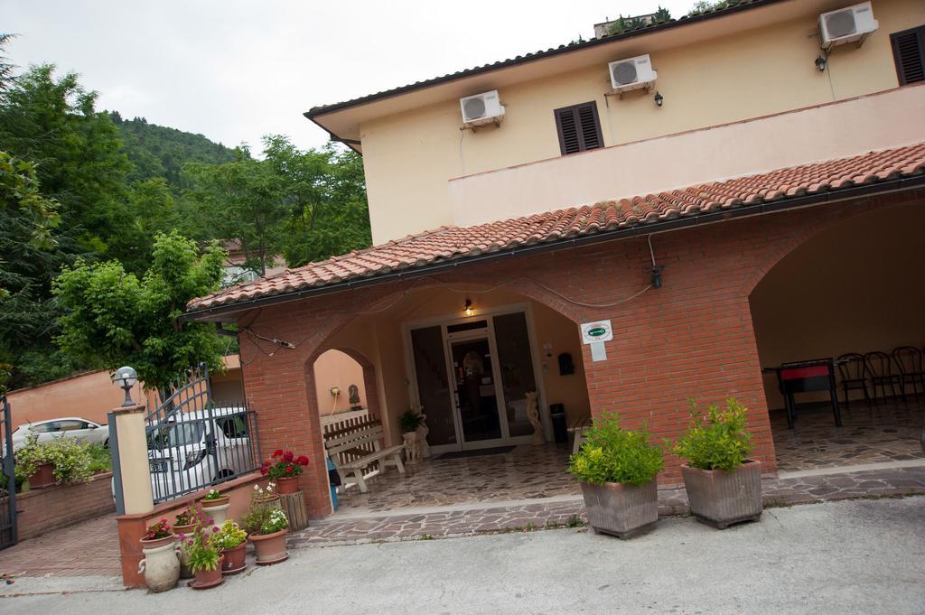 Albergo Magrini Della Genga Дженга Екстер'єр фото